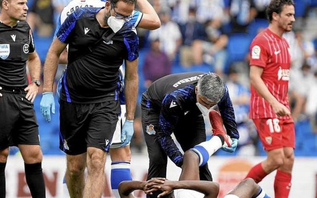 Imanol Soroa y el doctor Javier Barrera atienden a Alexander Isak durante el partido contra el Sevilla.