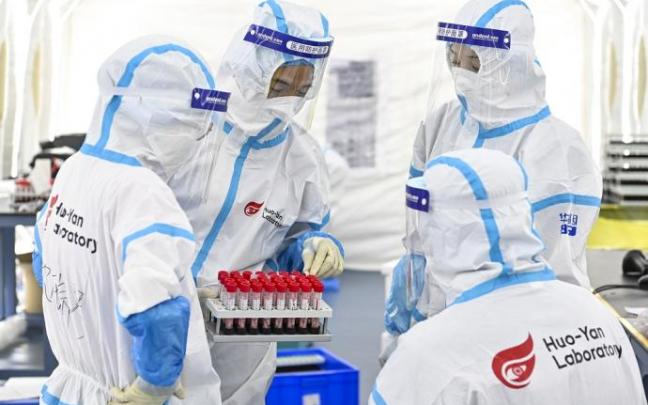 Varios sanitarios trabajan en el laboratorio de Huoyan, China.