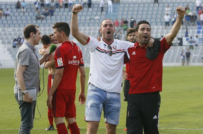 Pandiani y Nekounam celebran la salvación de Osasuna en Sabadell.