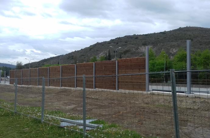 La instalación de paneles antirruido en la Ronda Este, a la altura de Mendillorri.