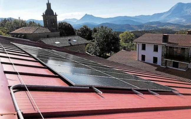 Paneles solares en un edificio de Euskadi.