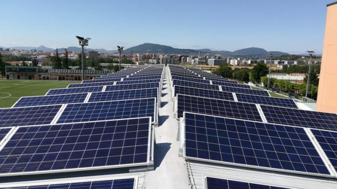 Paneles solares fotovoltaicos sobre un edificio.