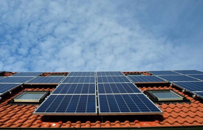 Instalación de placas solares en un edificio.