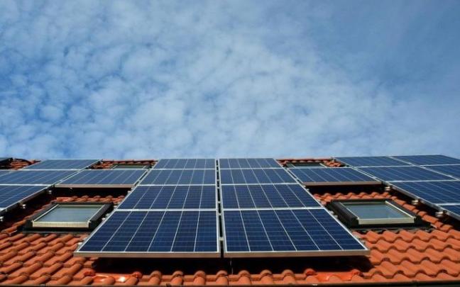 Instalación de placas solares en un edificio.