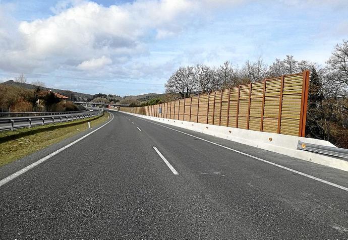 Una pantalla acústica colocada con anterioridad en la N-622, a la altura de Sarria. Foto: DNA