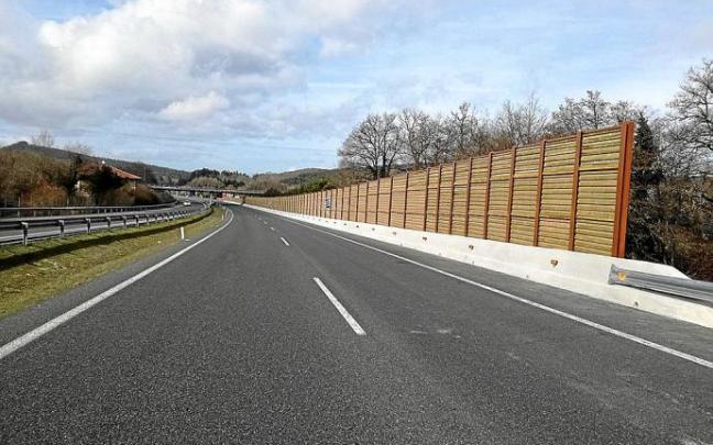 Una pantalla acústica colocada con anterioridad en la N-622, a la altura de Sarria. Foto: DNA