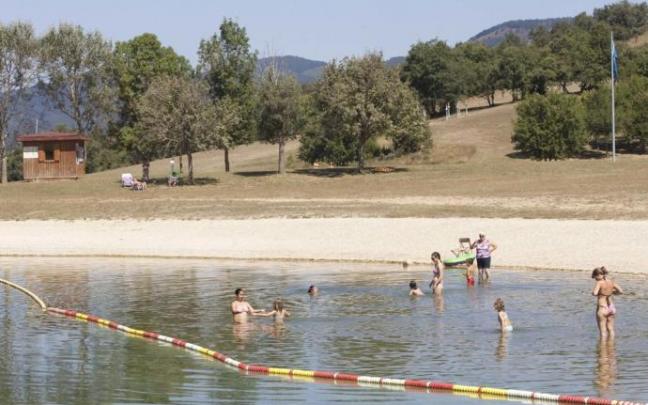 Un grupo de personas se baña en el pantano de Garaio.