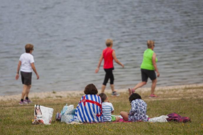 Personas pasan la tarde en el pantano de Garaio.