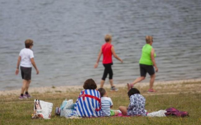 Personas pasan la tarde en el pantano de Garaio.