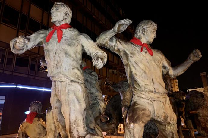 Imagen de los 'corredores' del monumento al Encierro con los pañuelos