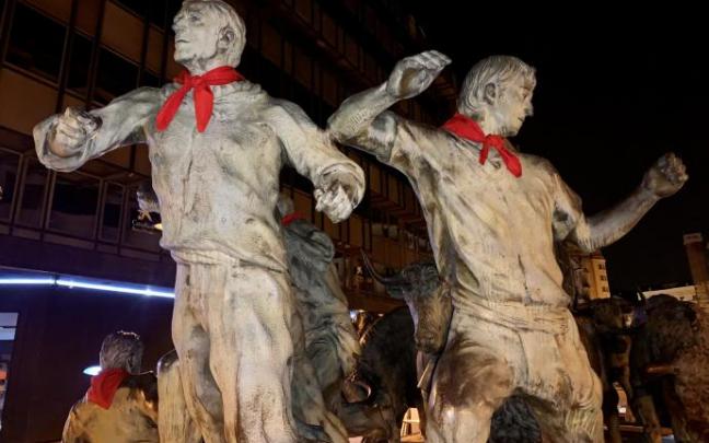 Imagen de los 'corredores' del monumento al Encierro con los pañuelos