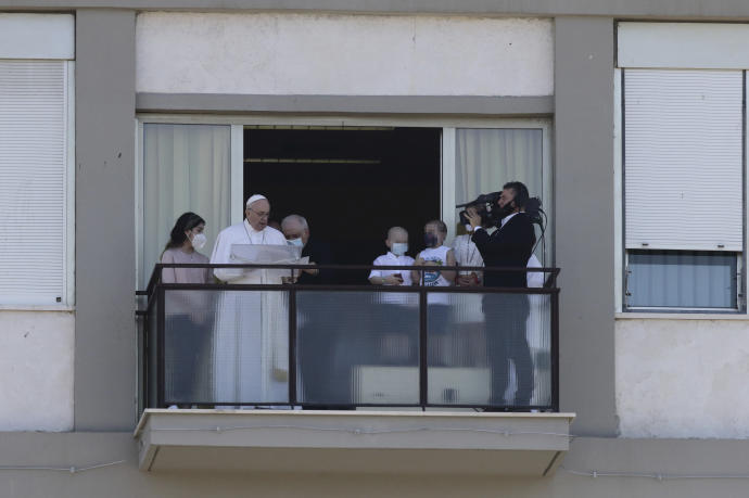 El Papa Francisco, durante el rezo del ángelus, desde el hospital Policlinico Gemelli.