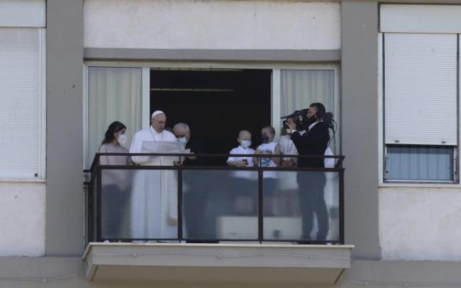 El Papa Francisco, durante el rezo del ángelus, desde el hospital Policlinico Gemelli.