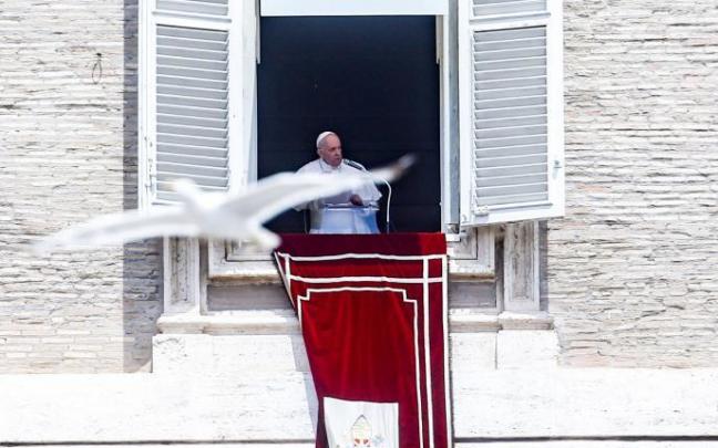 El Papa Francisco en el Angelus antes de ser sometido a la operación quirúrgica.