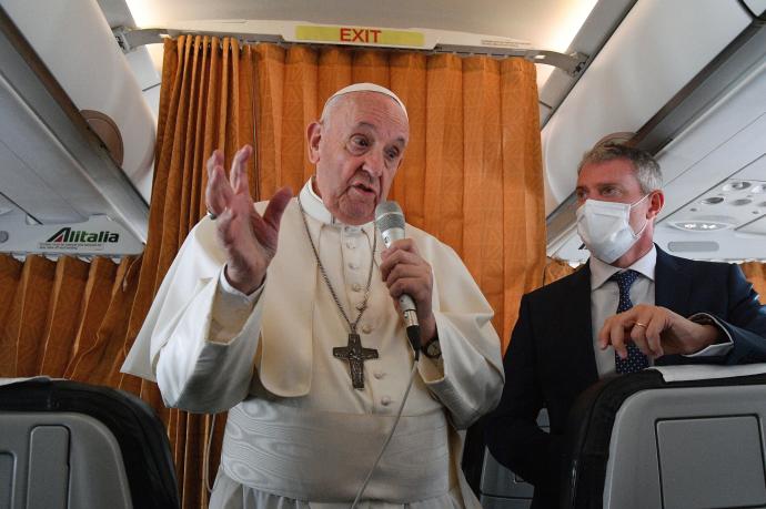 El Papa habla con los periodistas en el vuelo de regreso de Bratislava a Roma.