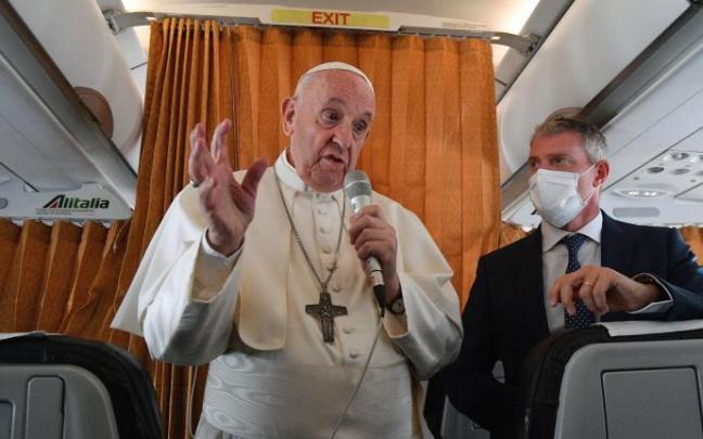El Papa habla con los periodistas en el vuelo de regreso de Bratislava a Roma. El Papa habla con los periodistas en el vuelo de regreso de Bratislava a Roma.