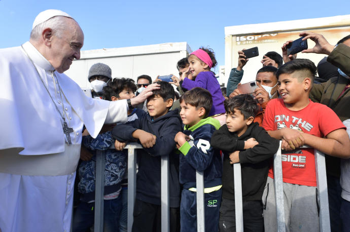 El Papa saluda a un grupo de niños refugiados en Lesbos.