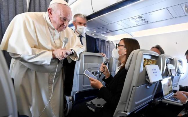 Francisco escucha las preguntas de una periodista a bordo del avión.