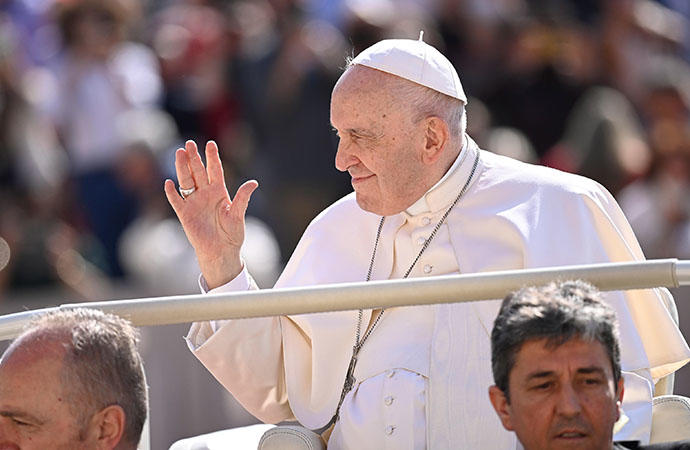El Papa saluda a sus fieles en el Vaticano.
