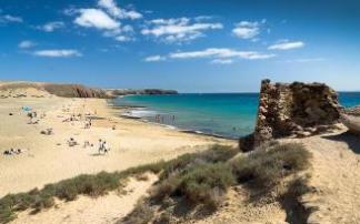 Las diferentes calas de Papagayos están consideradas las mejores playas de Lanzarote. Las diferentes calas de Papagayos están consideradas las mejores playas de Lanzarote.