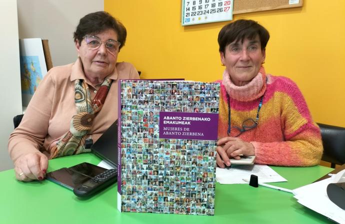 Maite García y Carmen Herráez, con el libro editado como homenaje a las mujeres abantoarras.