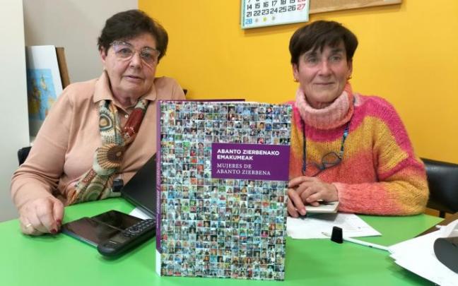 Maite García y Carmen Herráez, con el libro editado como homenaje a las mujeres abantoarras.