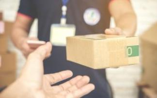 Un mensajero entrega un paquete en una casa. Un mensajero entrega un paquete en una casa.