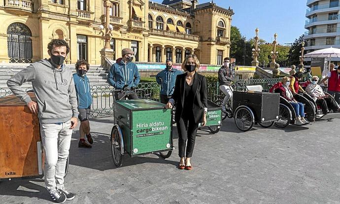 Distintos tipos de 'cargo bike' a su llegada a Donostia tras realizar una ruta por Euskadi.