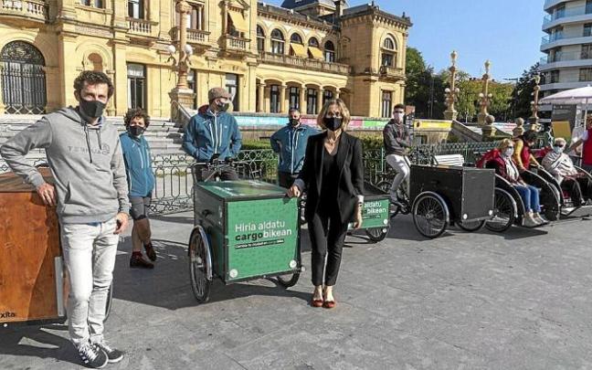 Distintos tipos de 'cargo bike' a su llegada a Donostia tras realizar una ruta por Euskadi.
