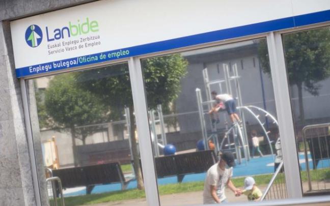 Una oficina de Lanbide en Bilbao. Una oficina de Lanbide en Bilbao.