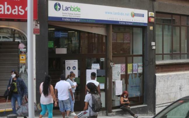 Varias personas aguardan en las inmediaciones de una oficina de Lanbide en Bilbao. Varias personas aguardan en las inmediaciones de una oficina de Lanbide en Bilbao.