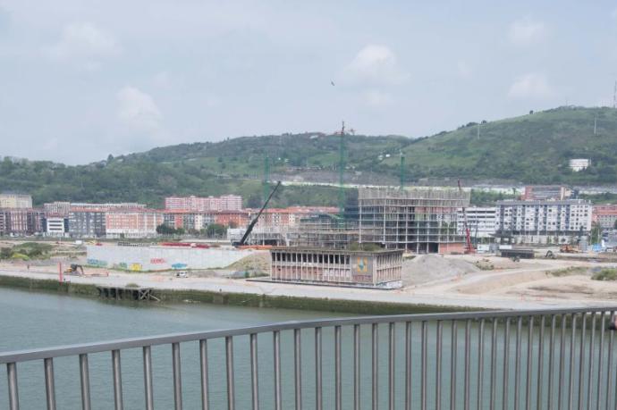 La punta norte de la isla ya está viendo como se construyen viviendas y su urbanización.