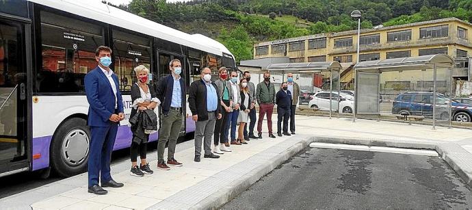 Representantes municipales y de Avanza en la parada de Zalduspe, junto al nuevo autobús híbrido.