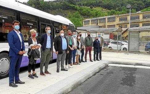 Representantes municipales y de Avanza en la parada de Zalduspe, junto al nuevo autobús híbrido.
