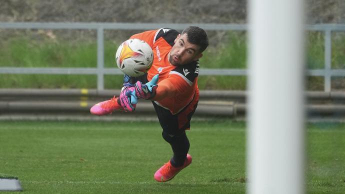 Ryan vuela para despejar un balón