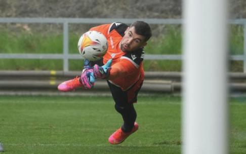 Ryan vuela para despejar un balón