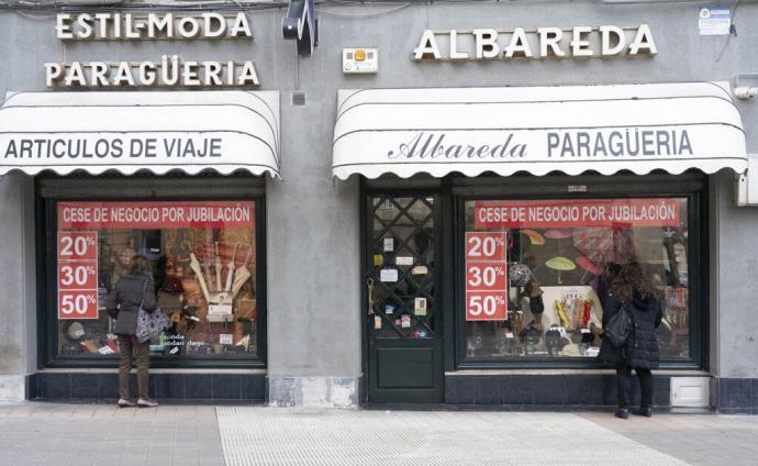 Escaparate anunciando el cese por jubilación de la paragüería Albareda.