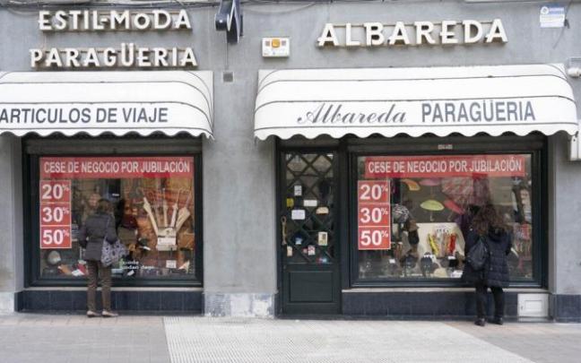 Escaparate anunciando el cese por jubilación de la paragüería Albareda.