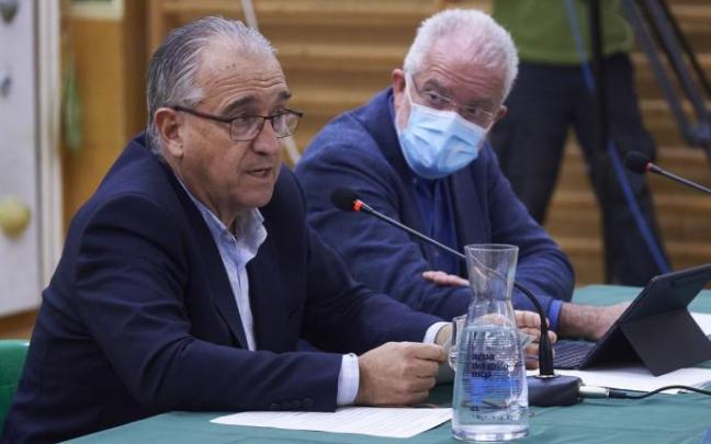 El alcalde Maya junto al concejal Echeverría, en segundo plano, en el pasado foro de la Milagrosa.