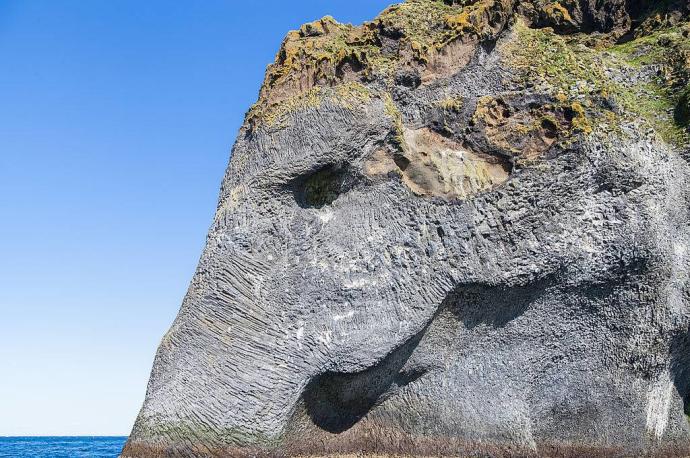 Una silueta de elefante en la roca.