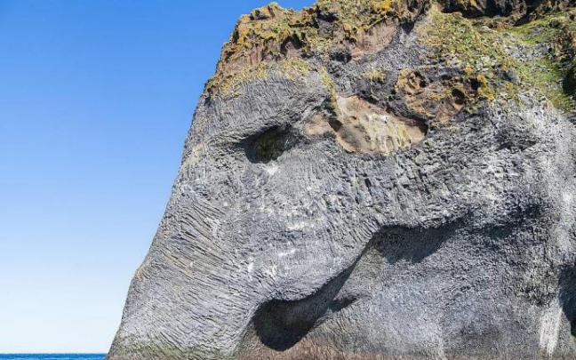 Una silueta de elefante en la roca. Una silueta de elefante en la roca.