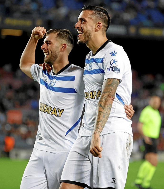 Rioja y Joselu se abrazan tras el tanto del empate marcado por el primero en el Camp Nou. Foto: Efe