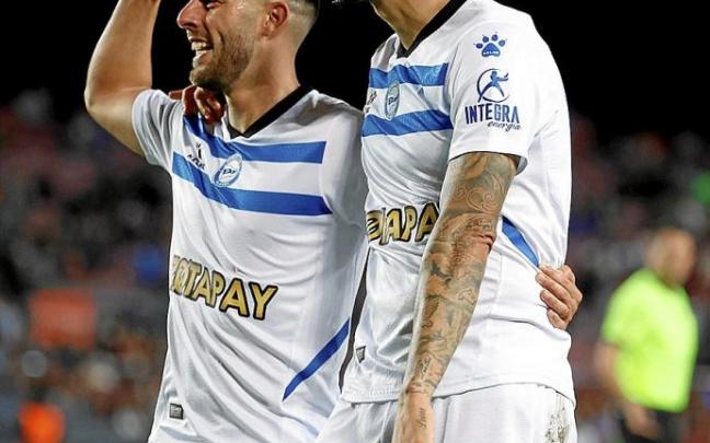 Rioja y Joselu se abrazan tras el tanto del empate marcado por el primero en el Camp Nou. Foto: Efe