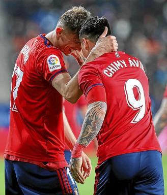 Budimir y Chimy Ávila celebran un gol de Osasuna en El Sadar.