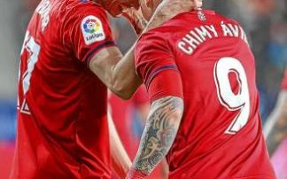 Budimir y Chimy Ávila celebran un gol de Osasuna en El Sadar.