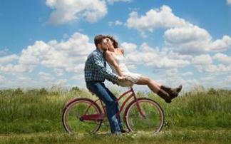 Una pareja de enamorados pasea en bici por el campo. Una pareja de enamorados pasea en bici por el campo.