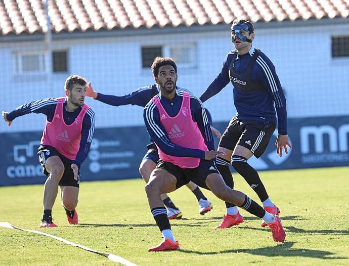 Unai Dufur y Jonas Ramalho, en pugna con Barbero, tapado, y Kike García.