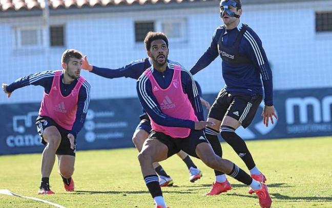 Unai Dufur y Jonas Ramalho, en pugna con Barbero, tapado, y Kike García.