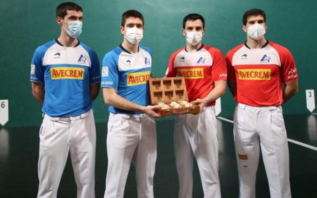 Rezusta, Irribarria, Elezkano y Zabaleta, con las pelotas en la elección de material el pasado martes. Rezusta, Irribarria, Elezkano y Zabaleta, con las pelotas en la elección de material el pasado martes.