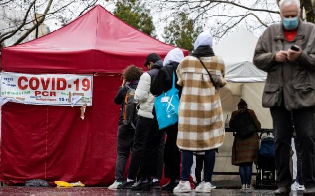 Gente hace cola para hacerse un test PCR en París.